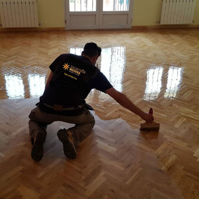 Salmerón medina barnizado de parquet tradicional